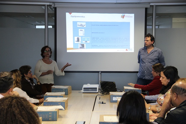 Foram entregues projetores, impressoras, computadores e notebooks para 12 centros e núcleos de capacitação. Foto: Eric Abreu (ACS/SEE-MG)